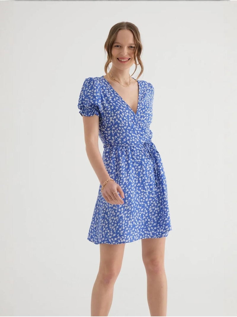 Vestido curto com decote sobrepeliz floral e mangas abalonadas com cordão hiccup Azul - Kiabi