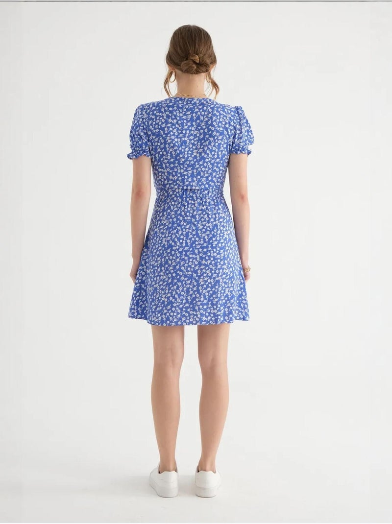 Vestido curto com decote sobrepeliz floral e mangas abalonadas com cordão hiccup Azul - Kiabi