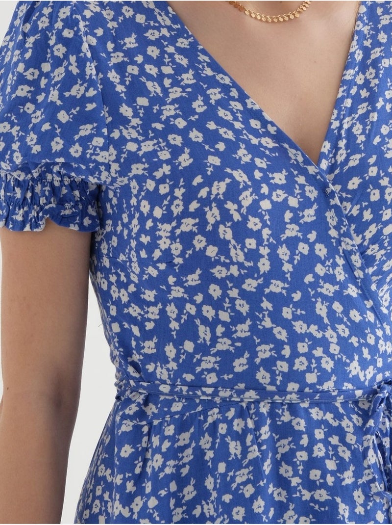 Vestido curto com decote sobrepeliz floral e mangas abalonadas com cordão hiccup Azul - Kiabi
