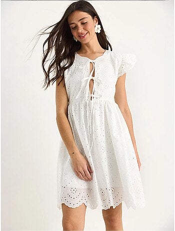 Vestido curto com detalhe de laço e forro de ilhós lucci