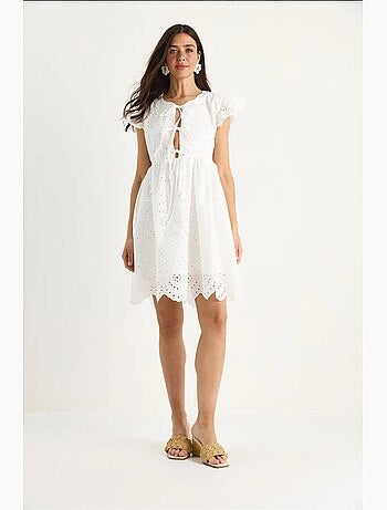Vestido curto com detalhe de laço e forro de ilhós lucci