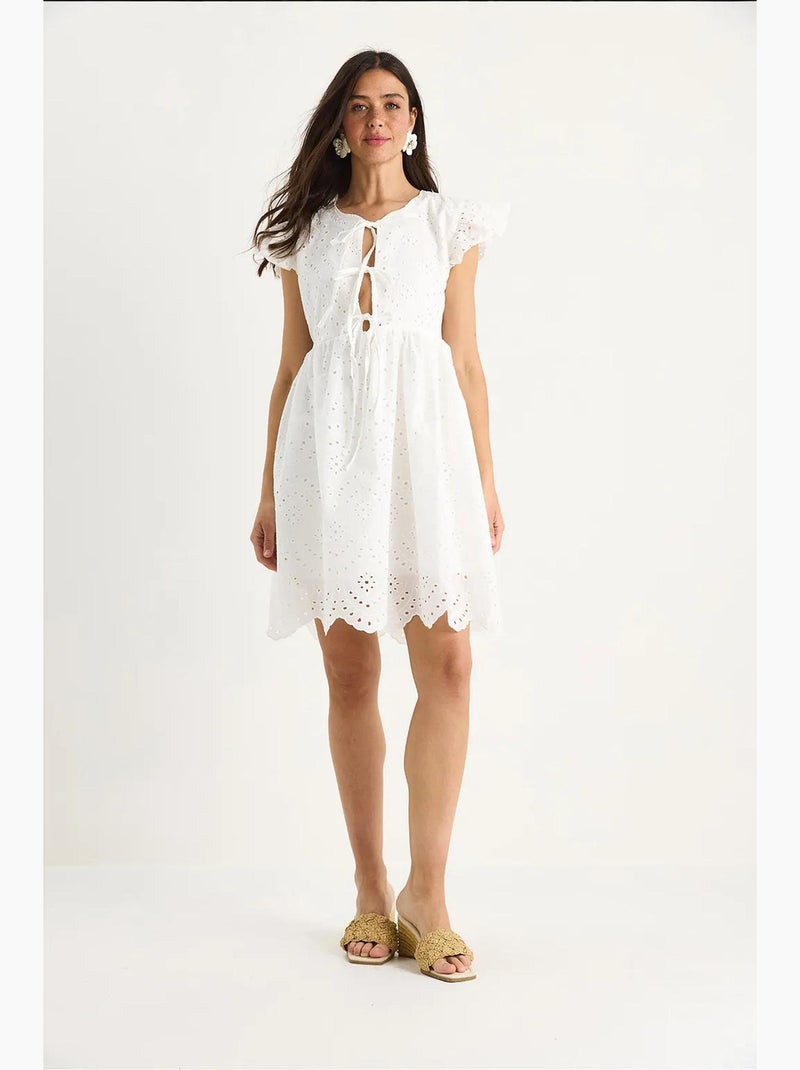 Vestido curto com detalhe de laço e forro de ilhós lucci Branco - Kiabi