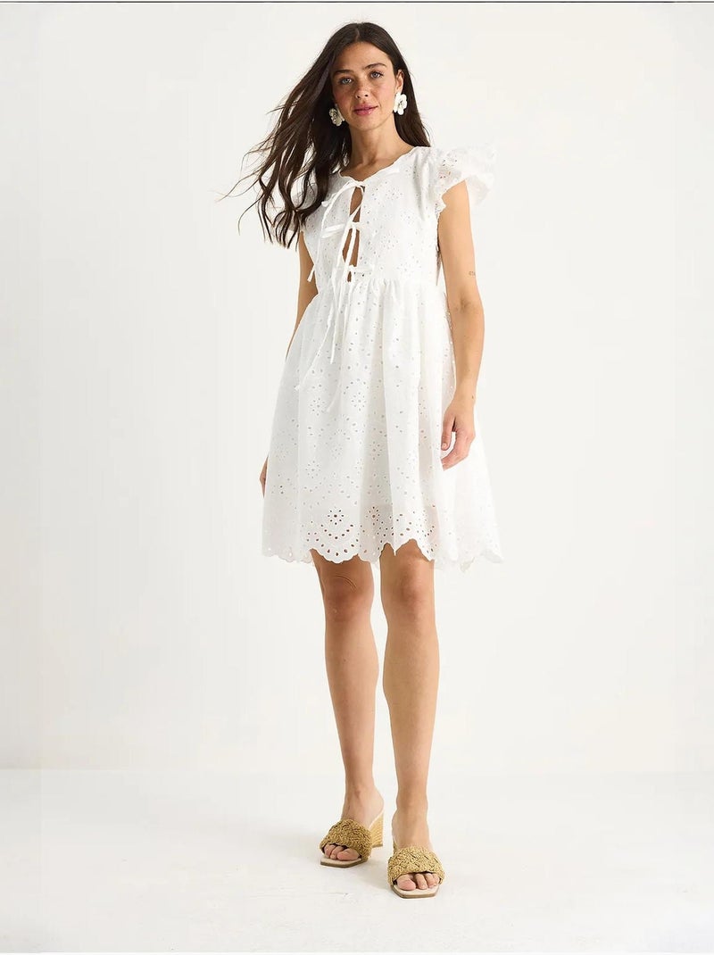 Vestido curto com detalhe de laço e forro de ilhós lucci Branco - Kiabi