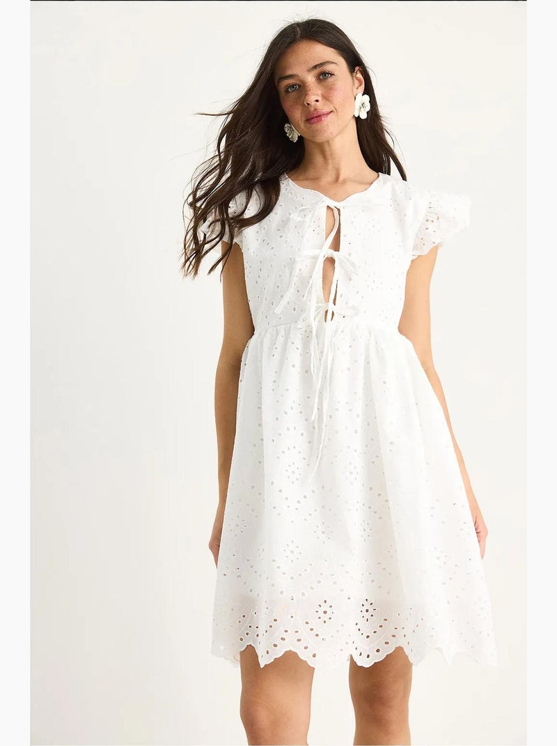 Vestido curto com detalhe de laço e forro de ilhós lucci Branco - Kiabi