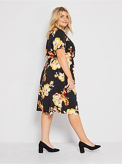 Vestido curto com estampado flores - Kiabi