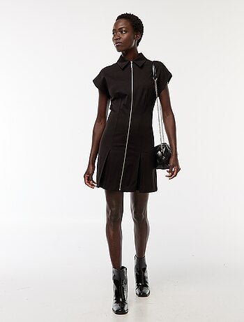Vestido curto com fecho