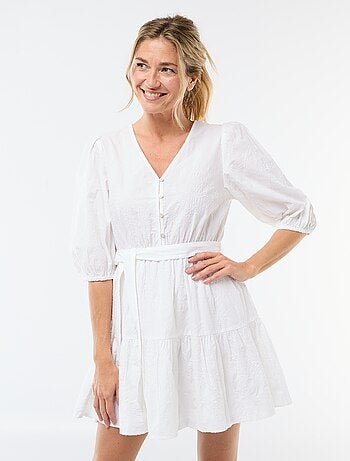 Vestido curto com folhos e bordado inglês