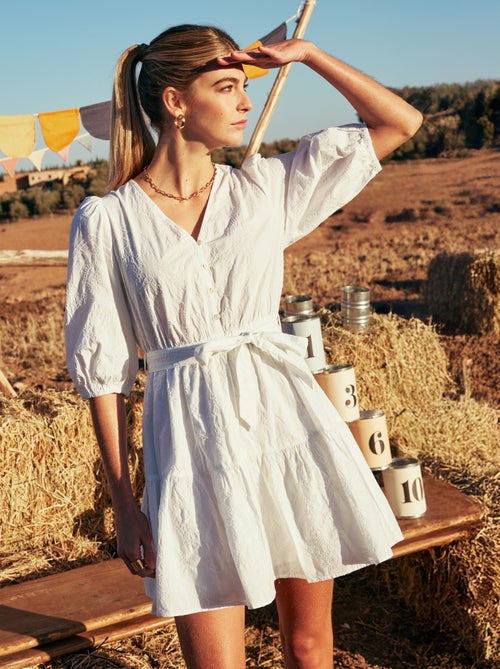 Vestido curto com folhos e bordado inglês - Kiabi