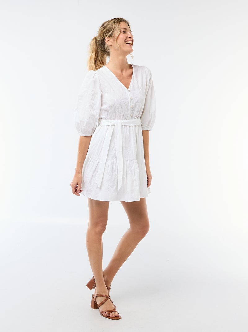 Vestido curto com folhos e bordado inglês Branco - Kiabi