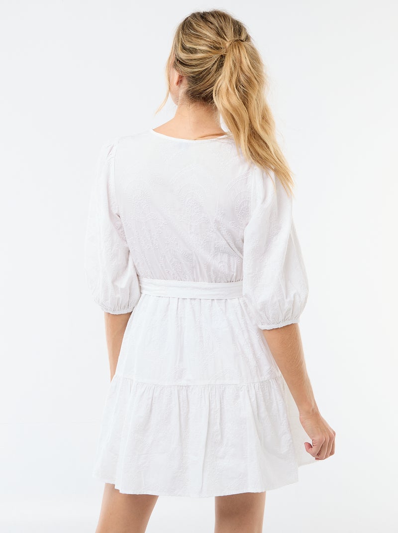 Vestido curto com folhos e bordado inglês Branco - Kiabi