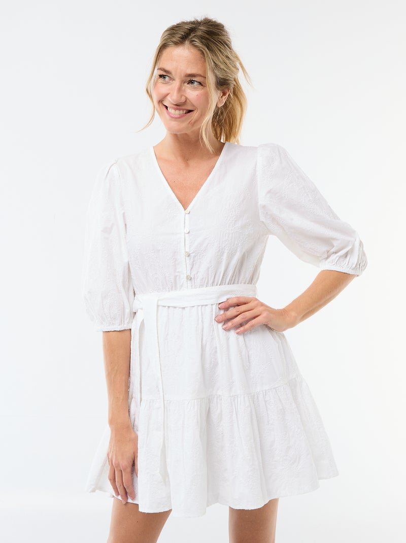 Vestido curto com folhos e bordado inglês Branco - Kiabi