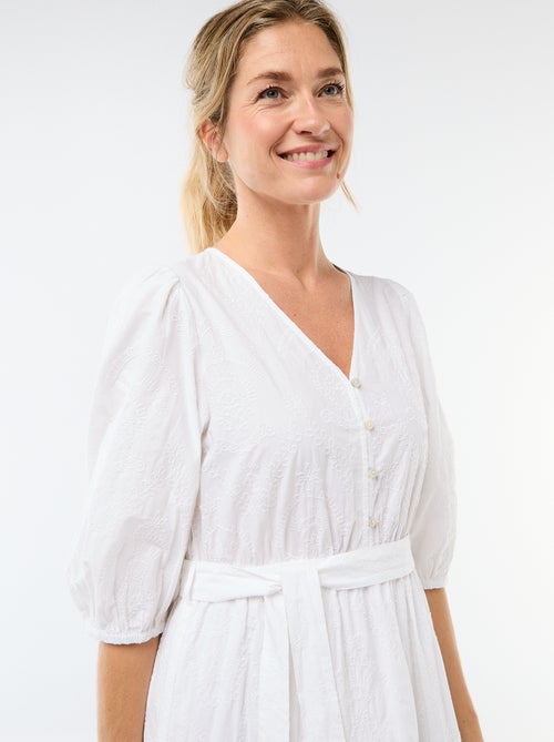 Vestido curto com folhos e bordado inglês - Kiabi