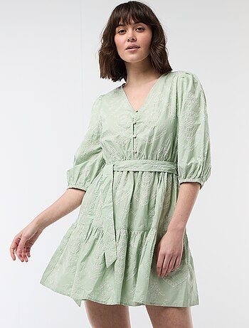 Vestido curto com folhos e bordado inglês