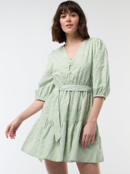 Vestido curto com folhos e bordado inglês - Kiabi