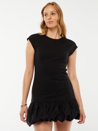 Vestido curto com folhos sem mangas