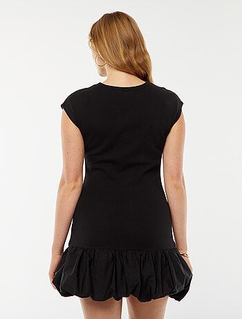 Vestido curto com folhos sem mangas