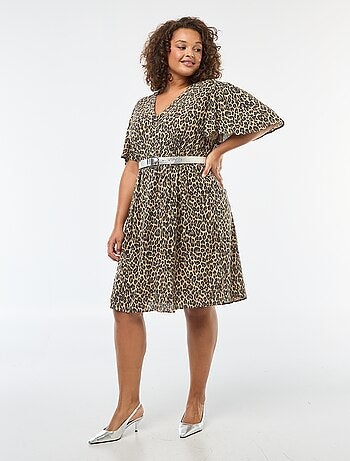 Vestido curto com mangas borboleta