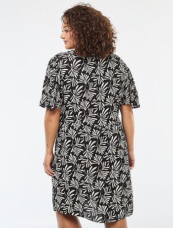 Vestido curto com mangas borboleta
