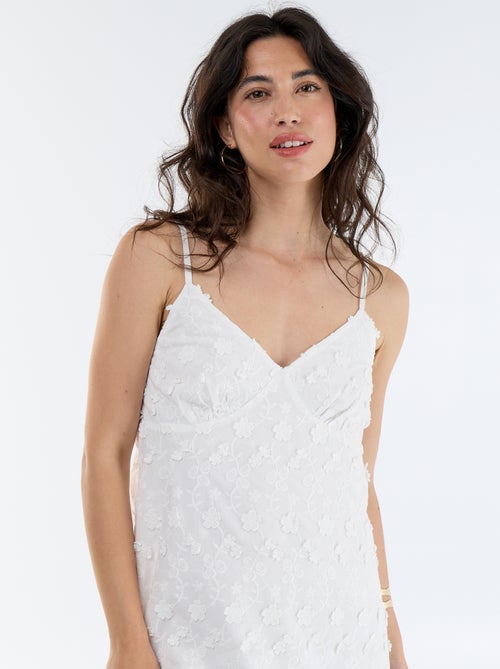 Vestido curto de alças finas com bordados all-over - Kiabi