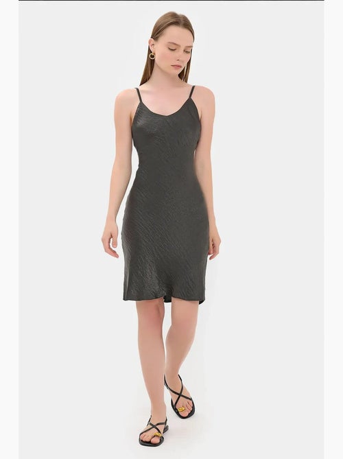 Vestido curto de cetim sem mangas evasé hiccup - Kiabi