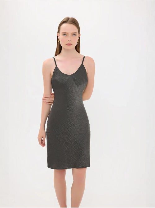 Vestido curto de cetim sem mangas evasé - Kiabi Vestido curto de cetim sem mangas evasé - Kiabi