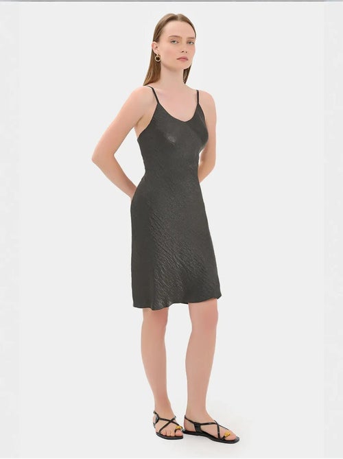 Vestido curto de cetim sem mangas evasé - Kiabi Vestido curto de cetim sem mangas evasé - Kiabi