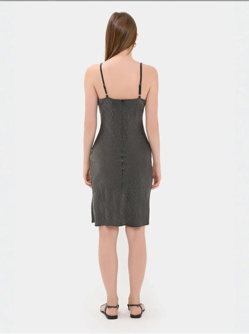Vestido curto de cetim sem mangas evasé - Kiabi Vestido curto de cetim sem mangas evasé - Kiabi