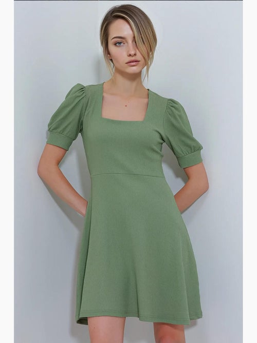 Vestido curto de malha com decote quadrado em pau santo bdart - Kiabi Vestido curto de malha com decote quadrado em pau santo bdart - Kiabi