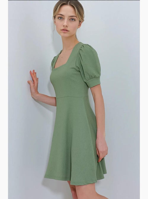 Vestido curto de malha com decote quadrado em pau santo bdart - Kiabi Vestido curto de malha com decote quadrado em pau santo bdart - Kiabi