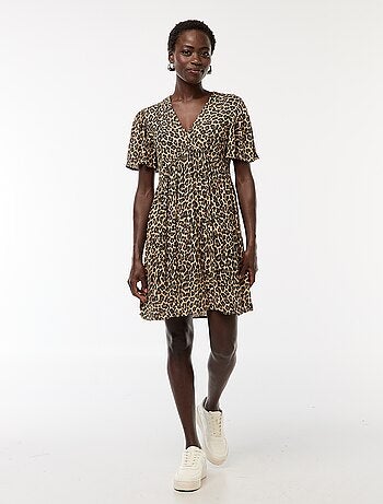 Vestido curto de manga curta com base com folho