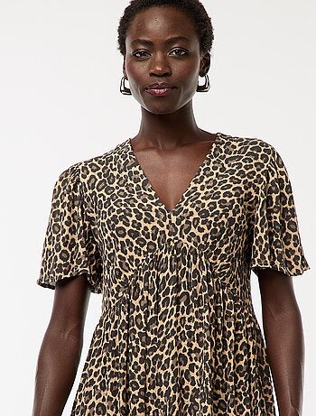 Vestido curto de manga curta com base com folho