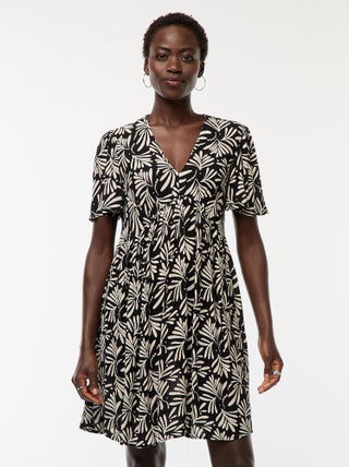 Vestido curto de manga curta com base em folho
