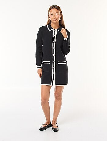 Vestido curto em malha com abertura abotoada