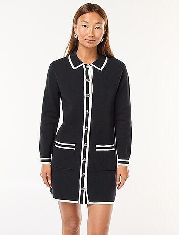 Vestido curto em malha com abertura abotoada