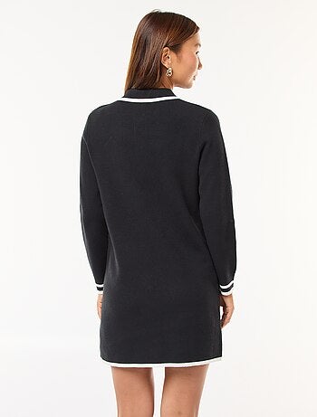 Vestido curto em malha com abertura abotoada