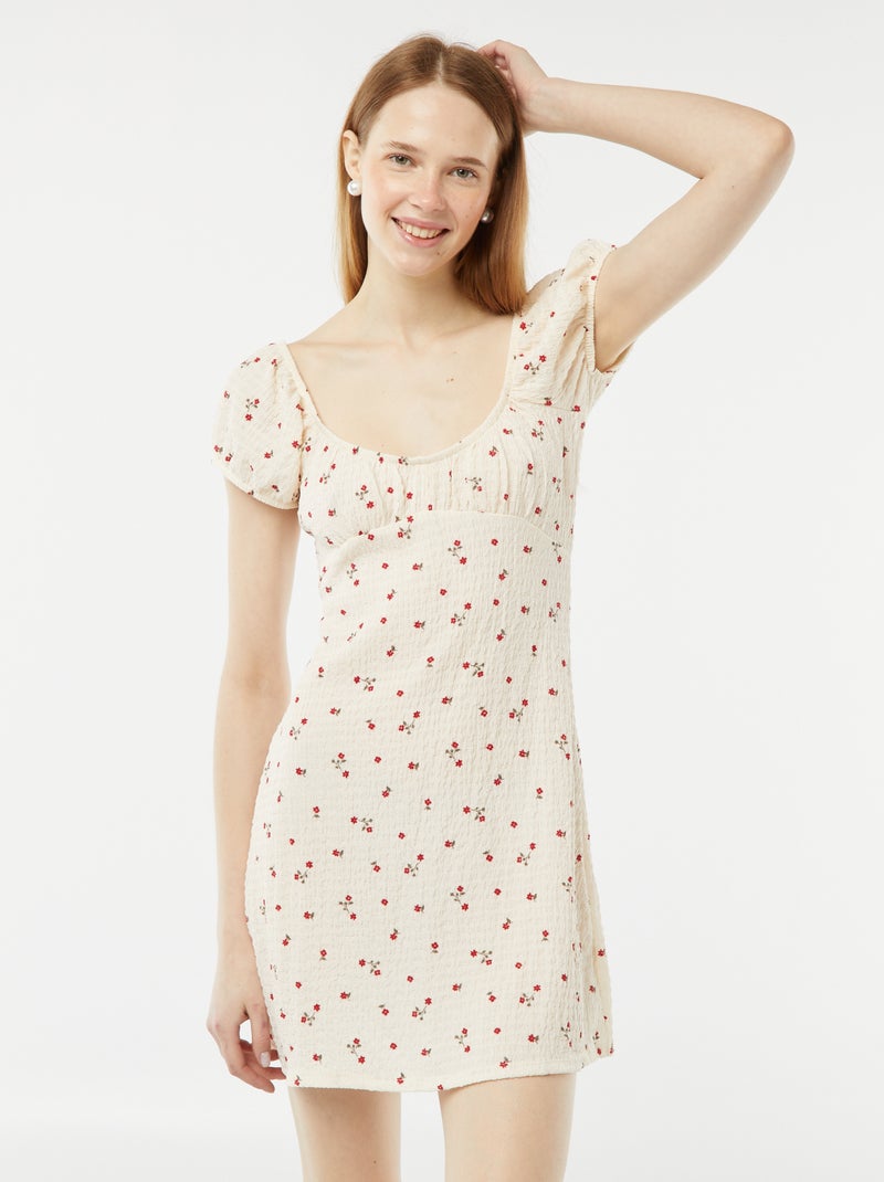 Vestido curto em material gofrado de manga curta BEGE - Kiabi