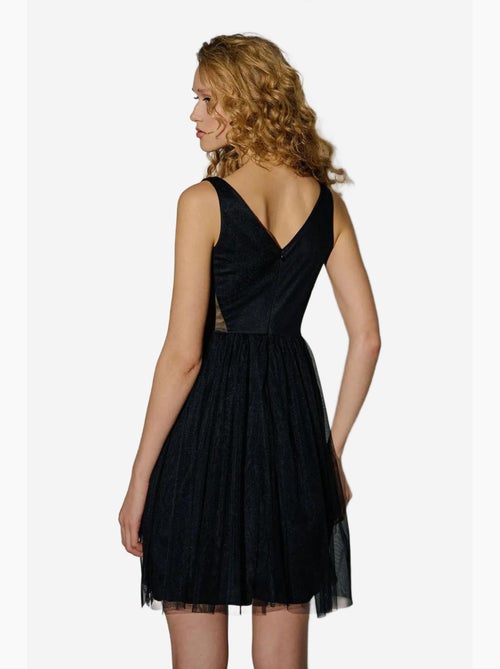 Vestido curto em tule com decote em v e painéis hiccup - Kiabi Vestido curto em tule com decote em v e painéis hiccup - Kiabi