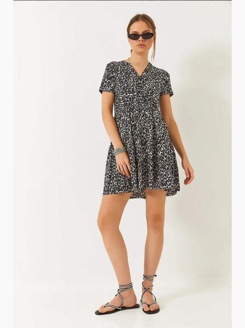 Vestido curto estampado com decote cruzado e manga curta lucci Preto - Kiabi