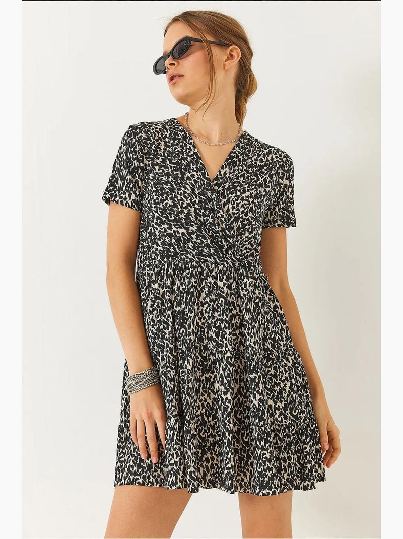 Vestido curto estampado com decote cruzado e manga curta lucci Preto - Kiabi