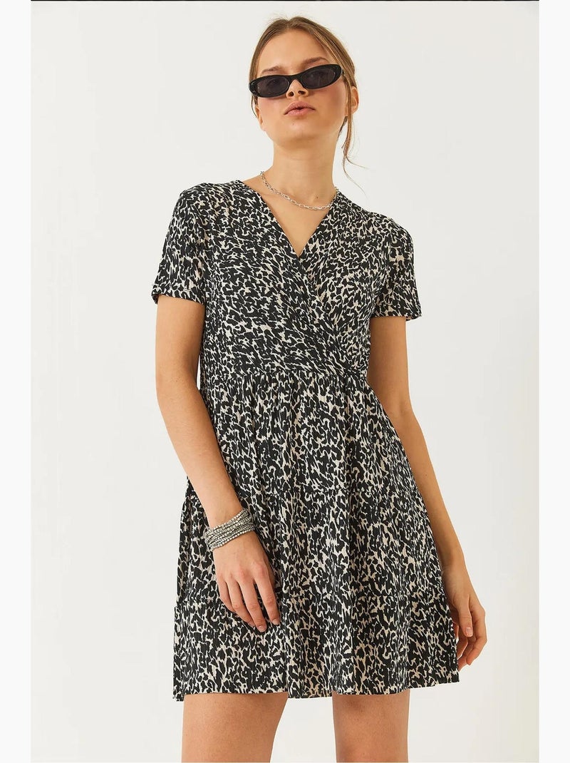 Vestido curto estampado com decote cruzado e manga curta lucci Preto - Kiabi
