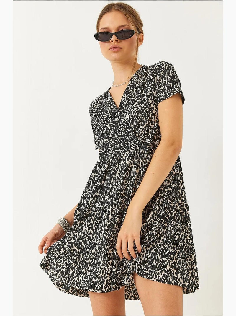 Vestido curto estampado com decote cruzado e manga curta lucci Preto - Kiabi