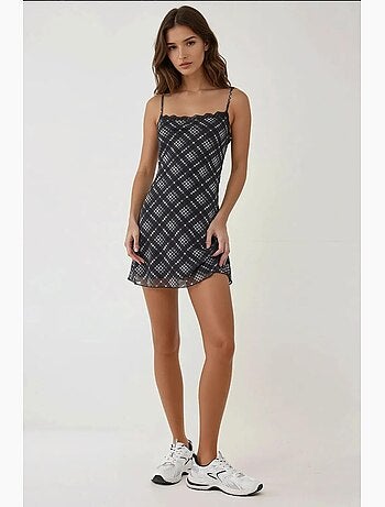 Vestido curto estampado com detalhe em renda hiccup
