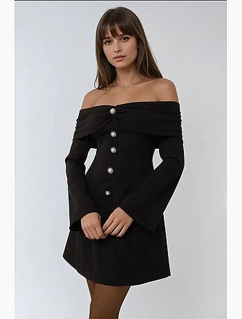Vestido curto exclusivo com ombros à mostra e detalhe de botões hiccup