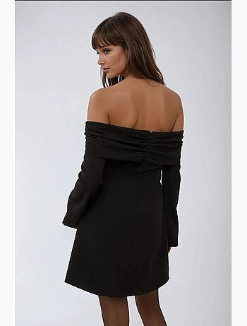 Vestido curto exclusivo com ombros à mostra e detalhe de botões hiccup