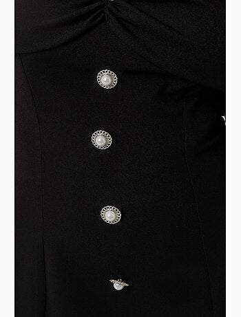Vestido curto exclusivo com ombros à mostra e detalhe de botões hiccup