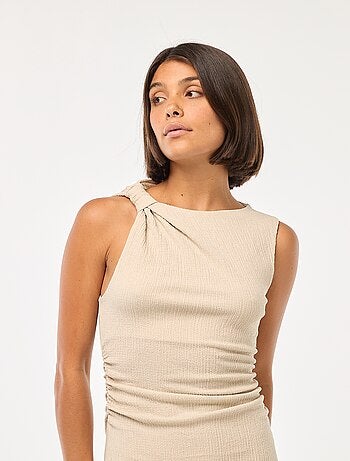 Vestido curto franzido em malha gofrada