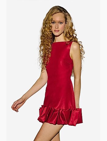 Vestido curto justo com costas abertas e detalhe de bainha com balão hiccup