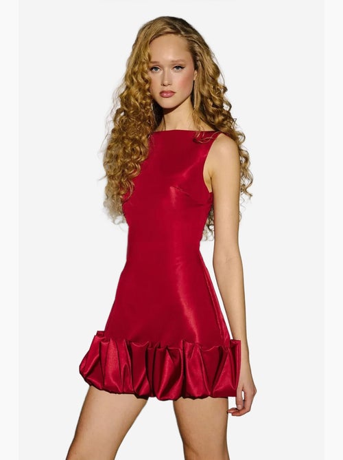 Vestido curto justo com costas abertas e detalhe de bainha com balão hiccup - Kiabi Vestido curto justo com costas abertas e detalhe de bainha com balão hiccup - Kiabi