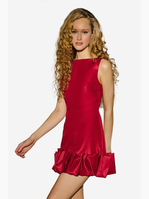 Vestido curto justo com costas abertas e detalhe de bainha com balão hiccup - Kiabi Vestido curto justo com costas abertas e detalhe de bainha com balão hiccup - Kiabi