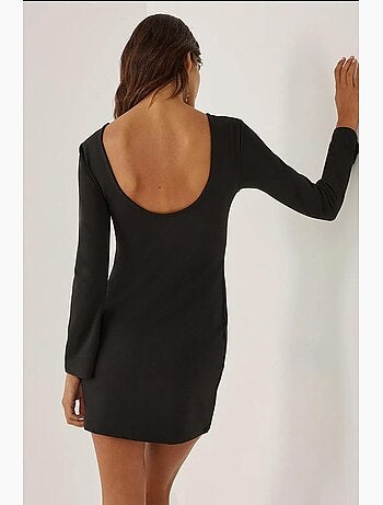 Vestido curto justo com decote nas costas hiccup